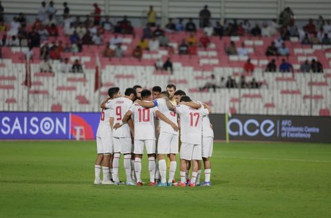 Kembali Absen, Marc Klok Tetap Berikan Dukungan dan Dapat Pujian