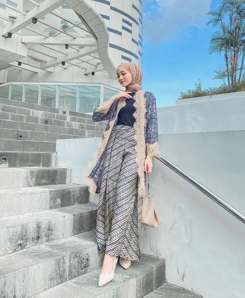 Perpaduan outer kimono batik dengan rok plisket ini pun tak kalah stylish untuk oufit kantor. (Instagram/amandahhartantobatik).