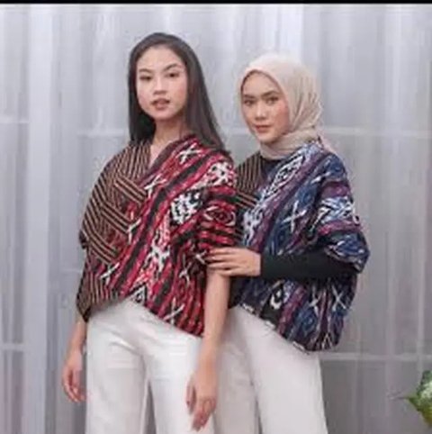 Perpaduan outer kimono batik dengan rok plisket ini pun tak kalah stylish untuk oufit kantor. (Instagram/amandahhartantobatik).
