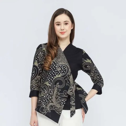 Perpaduan outer kimono batik dengan rok plisket ini pun tak kalah stylish untuk oufit kantor. (Instagram/amandahhartantobatik).