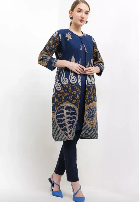 Perpaduan outer kimono batik dengan rok plisket ini pun tak kalah stylish untuk oufit kantor. (Instagram/amandahhartantobatik).