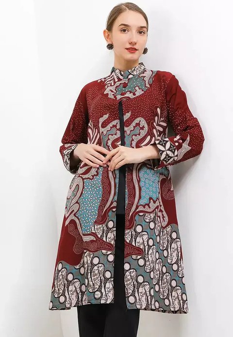 Perpaduan outer kimono batik dengan rok plisket ini pun tak kalah stylish untuk oufit kantor. (Instagram/amandahhartantobatik).