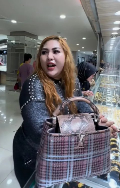 Bos brand skincare asal Makassar, Mira Hayati, pamer tas emas mirip seri Lady Dior. (dok. tangkapan layar TikTok @_mirahayati/