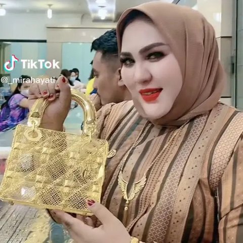 Bos brand skincare asal Makassar, Mira Hayati, pamer tas emas mirip seri Lady Dior. (dok. tangkapan layar TikTok @_mirahayati/