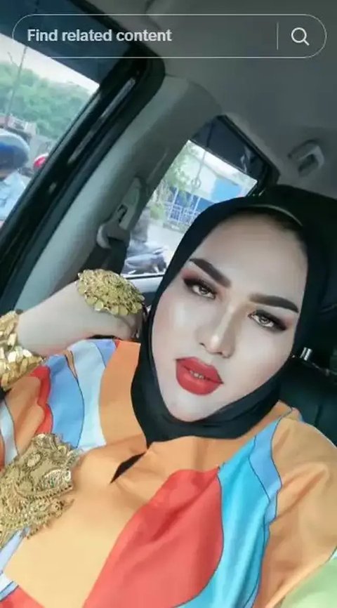 Bos brand skincare asal Makassar, Mira Hayati, pamer tas emas mirip seri Lady Dior. (dok. tangkapan layar TikTok @_mirahayati/