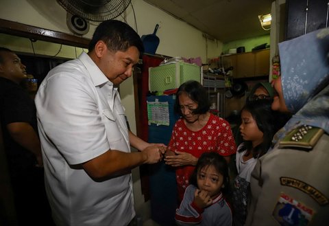 FOTO: Momen Menteri Ara Tinjau Kondisi Rumah Nenek Hasna yang Berukuran 2x3 Meter dan Dihuni 13 Orang