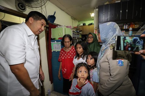 FOTO: Momen Menteri Ara Tinjau Kondisi Rumah Nenek Hasna yang Berukuran 2x3 Meter dan Dihuni 13 Orang