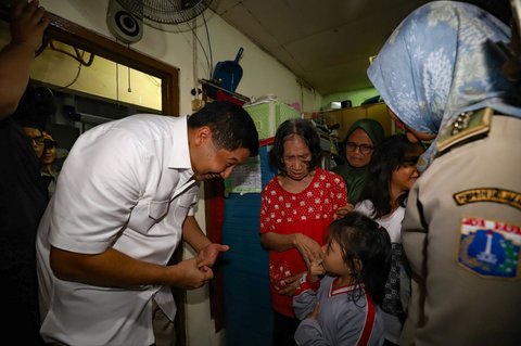 FOTO: Momen Menteri Ara Tinjau Kondisi Rumah Nenek Hasna yang Berukuran 2x3 Meter dan Dihuni 13 Orang