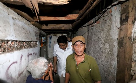 FOTO: Momen Menteri Ara Tinjau Kondisi Rumah Nenek Hasna yang Berukuran 2x3 Meter dan Dihuni 13 Orang