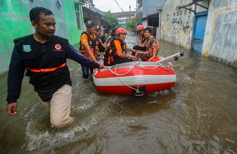 FOTO: Ratusan Rumah di Tangerang Selatan Dikepung Banjir, Sejumlah Warga Dievakuasi Pakai Perahu Karet