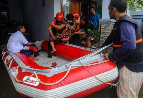 FOTO: Ratusan Rumah di Tangerang Selatan Dikepung Banjir, Sejumlah Warga Dievakuasi Pakai Perahu Karet