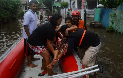 FOTO: Ratusan Rumah di Tangerang Selatan Dikepung Banjir, Sejumlah Warga Dievakuasi Pakai Perahu Karet