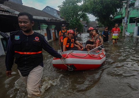 FOTO: Ratusan Rumah di Tangerang Selatan Dikepung Banjir, Sejumlah Warga Dievakuasi Pakai Perahu Karet