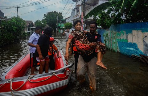 FOTO: Ratusan Rumah di Tangerang Selatan Dikepung Banjir, Sejumlah Warga Dievakuasi Pakai Perahu Karet