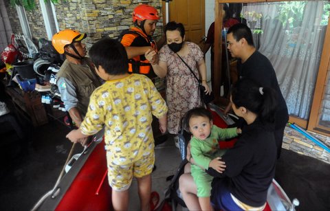 FOTO: Ratusan Rumah di Tangerang Selatan Dikepung Banjir, Sejumlah Warga Dievakuasi Pakai Perahu Karet