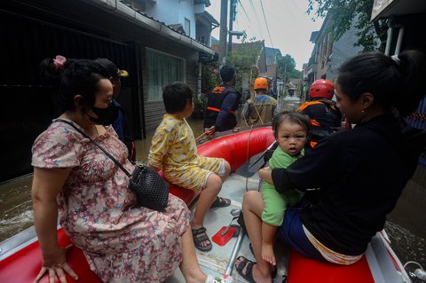 FOTO: Ratusan Rumah di Tangerang Selatan Dikepung Banjir, Sejumlah Warga Dievakuasi Pakai Perahu Karet