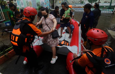 FOTO: Ratusan Rumah di Tangerang Selatan Dikepung Banjir, Sejumlah Warga Dievakuasi Pakai Perahu Karet