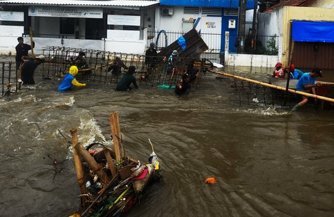 FOTO: Aksi Pekerja Berjibaku Perbaiki Tanggul Jebol yang Bikin Ratusan Rumah di Tangerang Selatan Dikepung Banjir