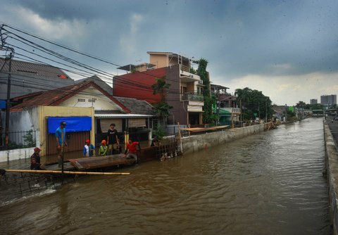 FOTO: Aksi Pekerja Berjibaku Perbaiki Tanggul Jebol yang Bikin Ratusan Rumah di Tangerang Selatan Dikepung Banjir