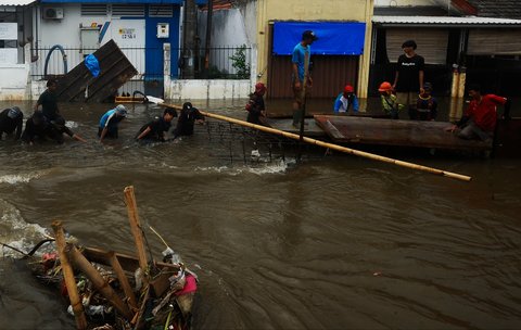 FOTO: Aksi Pekerja Berjibaku Perbaiki Tanggul Jebol yang Bikin Ratusan Rumah di Tangerang Selatan Dikepung Banjir