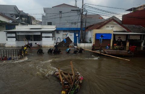 FOTO: Aksi Pekerja Berjibaku Perbaiki Tanggul Jebol yang Bikin Ratusan Rumah di Tangerang Selatan Dikepung Banjir