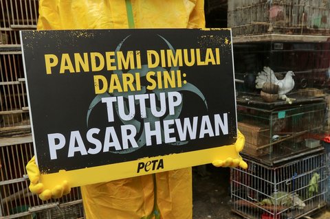 FOTO: Aktivis PETA Gelar Aksi di Jatinegara Tuntut Pasar Hewan Ditutup