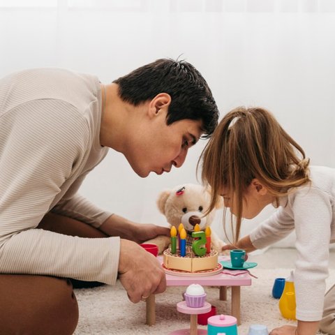 Bermain dengan Anak: Tips Mempererat Ikatan Keluarga Sambil Tetap Aktif