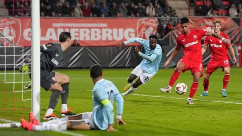 Pemain Twente, Mees Hilgers (tengah kanan) menghalau bola tendangan pemain Ajax Amsterdam, Brian Brobbey pada laga lanjutan Liga Belanda 2023/2024 di Johan Cruijff ArenA, Amsterdam, Belanda 1