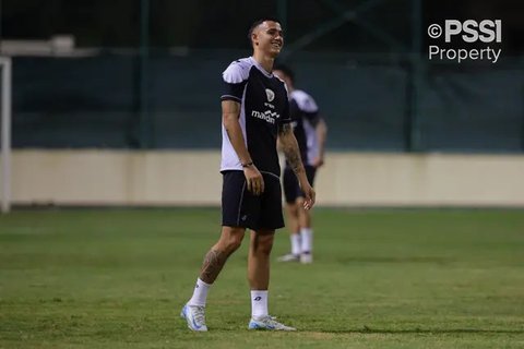 Pemain Twente, Mees Hilgers (tengah kanan) menghalau bola tendangan pemain Ajax Amsterdam, Brian Brobbey pada laga lanjutan Liga Belanda 2023/2024 di Johan Cruijff ArenA, Amsterdam, Belanda 1