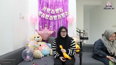 Putri juga menyiapkan kue ulang tahun dengan tema serupa yang ditiup secara virtual saat sedang video call bersama Bintang.