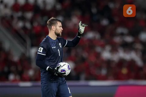 Kiper Timnas Indonesia, Maarten Paes saat sesi official training di Stadion Madya, Senayan, Jakarta, Senin (9/9/2024) jelang menghadapi Australia dalam laga kualifikasi Piala Dunia 2026 ya