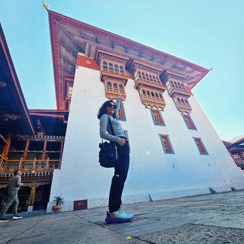 Dian Sastro kini menikmati liburan di Bhutan. Di negeri nan indah itu, Dian keliling ke beberapa tempat dan ia menikmati perjalanannya dengan gembira.