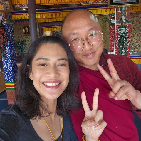 Selama perjalanan di Bhutan, Dian nyaris tampil bare face sepanjang waktu. Ia hanya memakai bedak tipis dan lipstik saja di perjalanan ini.