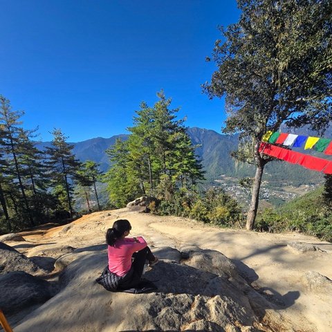 Beginilah pemandangan Dian selama olahraga di Bhutan. Pegunungan hijau menghampar dengan langit biru cerah, membuat Dian semakin bersemangat.