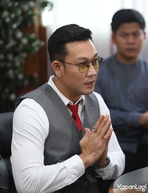 Denny Sumargo Menunjukkan Ketenangan Saat Menghadapi Laporan Farhat Abbas, Yakin Netizen Mampu Menilai yang Benar dan Salah