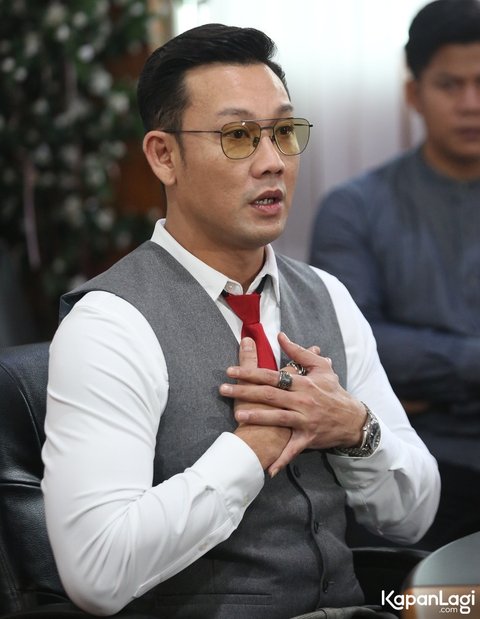 Denny Sumargo Menunjukkan Ketenangan Saat Menghadapi Laporan Farhat Abbas, Yakin Netizen Mampu Menilai yang Benar dan Salah