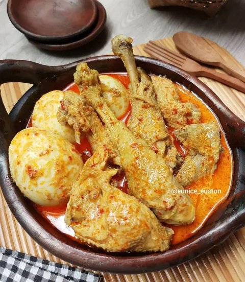 Semangkuk kare ayam. (Liputan6.com/IG/ecipeby_marimar)