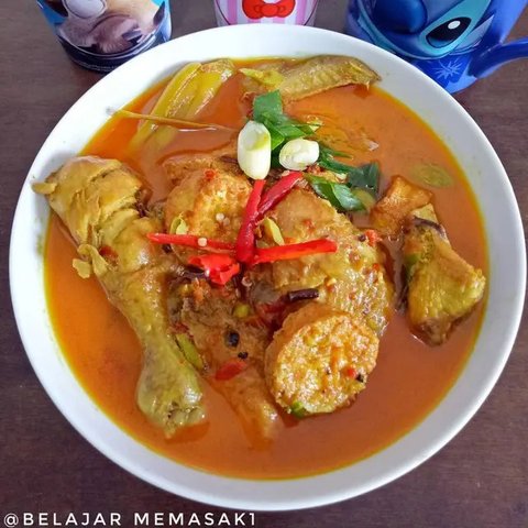 Semangkuk kare ayam. (Liputan6.com/IG/ecipeby_marimar)