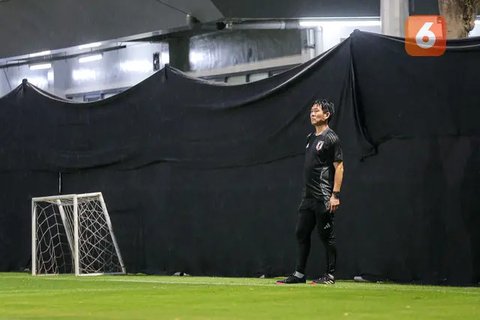 Kolase - Aksi Pelatih Jepang Hajime Moriyasu (Bola.com/Adreanus Titus/Geaby Fadhilatu Sholikha)