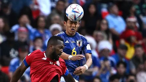 Kolase - Aksi Pelatih Jepang Hajime Moriyasu (Bola.com/Adreanus Titus/Geaby Fadhilatu Sholikha)
