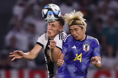 Kolase - Aksi Pelatih Jepang Hajime Moriyasu (Bola.com/Adreanus Titus/Geaby Fadhilatu Sholikha)