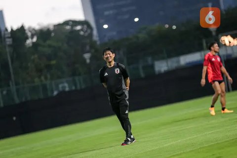 Kolase - Aksi Pelatih Jepang Hajime Moriyasu (Bola.com/Adreanus Titus/Geaby Fadhilatu Sholikha)