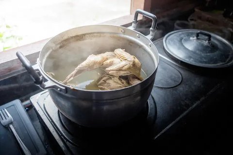 ilustrasi merebus ayam/k_samurkas/Shutterstock