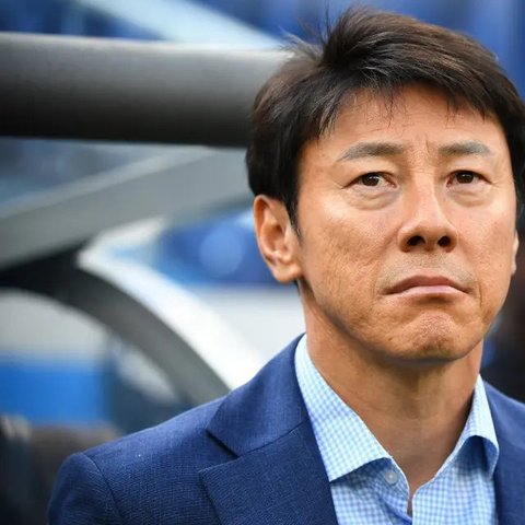 Pelatih timnas Indonesia, Shin Tae-yong saat memimpin langsung latihan kedua tim Garuda. (Liputan6.com/Angga Yuniar)