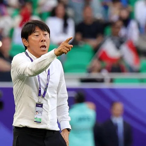 Pelatih timnas Indonesia, Shin Tae-yong saat memimpin langsung latihan kedua tim Garuda. (Liputan6.com/Angga Yuniar)