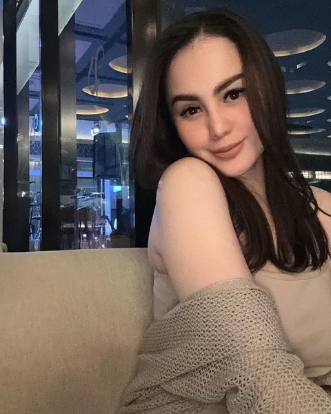 Siapa sangka sih, masalah hukum Jennifer Dunn ternyata juga bikin ribet kehidupan keluarganya di lingkungan sekitar? Katanya nih, cuma adiknya, Caren, yang masih baik sama tetangga. Mamanya, Linda, malah dikenal cuek banget dan pernah ngebentak warga yang ngomongin Jennifer.&nbsp;