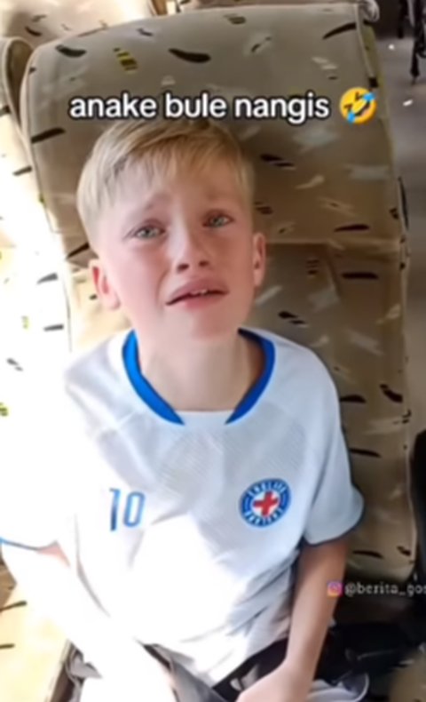 Anak Bule Nangis Sesegukan Ditinggal Ibunya di Bus