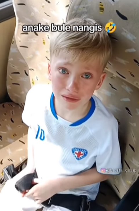 Anak Bule Nangis Sesegukan Ditinggal Ibunya di Bus