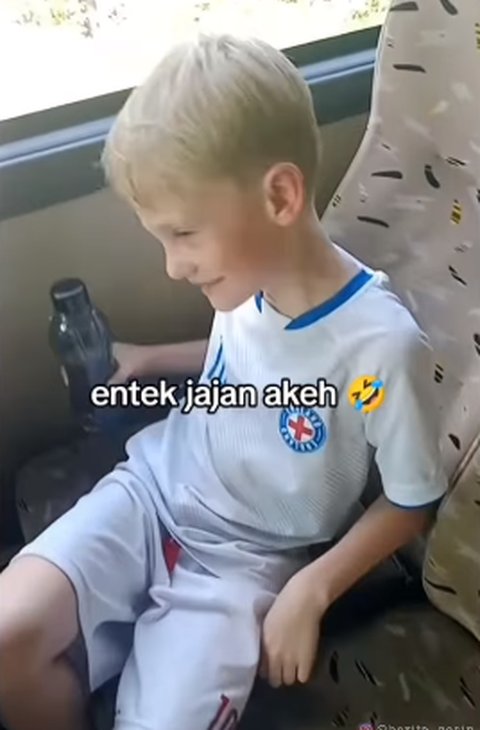 Anak Bule Nangis Sesegukan Ditinggal Ibunya di Bus