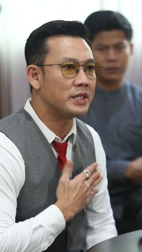 Denny Sumargo Menunjukkan Ketenangan Saat Menghadapi Laporan Farhat Abbas, Yakin Netizen Mampu Menilai yang Benar dan Salah